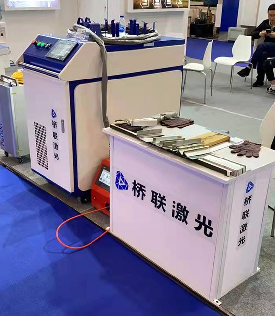QLC-2000w high precision laser cleaning machine